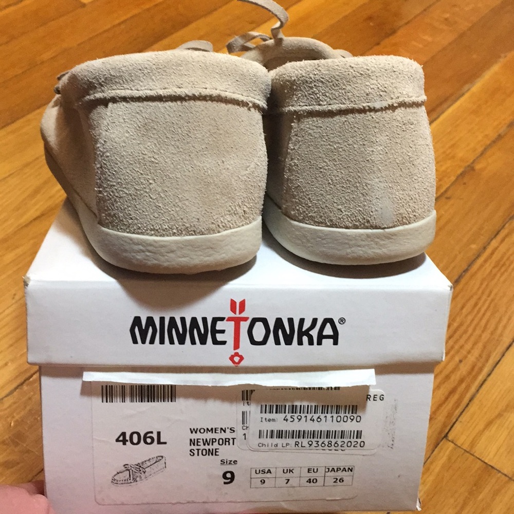NIB Minnetonka Newport Moccasins in Stone, US 9 - Picture 8 of 8